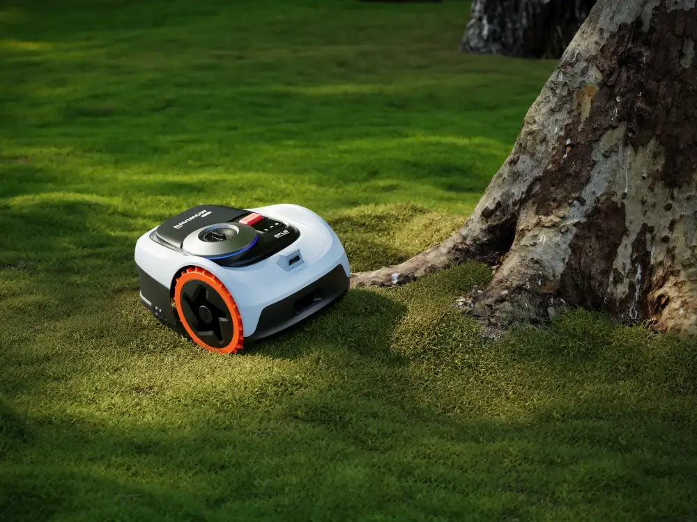 AWD na dużych pochyłych pniach drzew Segway Navimow i210 AWD – robot koszący AWD w trudnym terenie przy drzewach, stabilność jazdy dzięki ESC i TCS